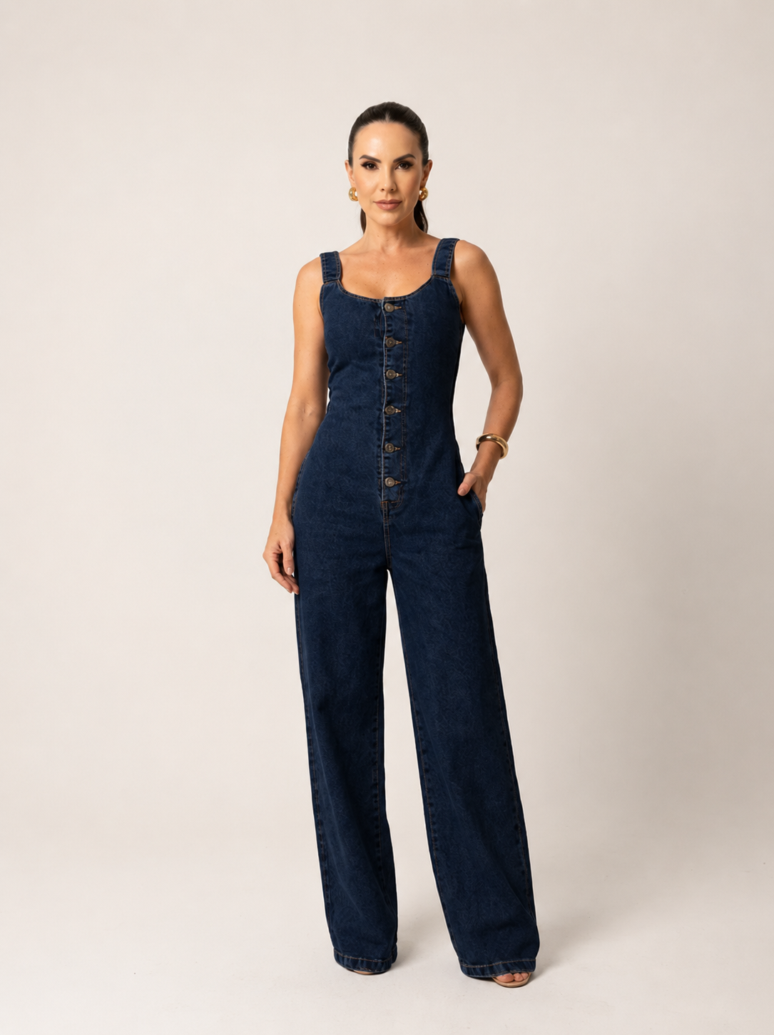 Modelo veste macacão jeans wide leg feminino Alenice