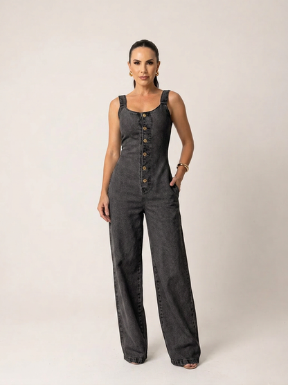Macacão jeans wide leg feminino Alenice, detalhe da modelagem — Grassa Boutique